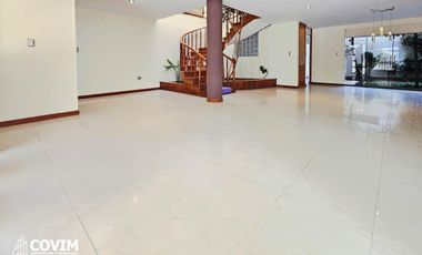 En Alquiler Casa en Cayma – Urb. Valle Escondido
