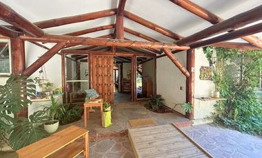 ¡Amplio terreno con construcción en La Reina!