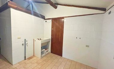 ¡Amplio terreno con construcción en La Reina!