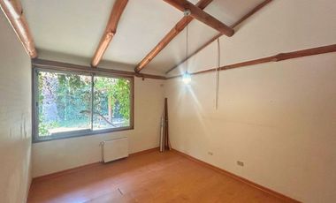 ¡Amplio terreno con construcción en La Reina!