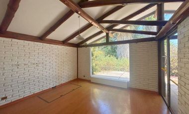 ¡Amplio terreno con construcción en La Reina!
