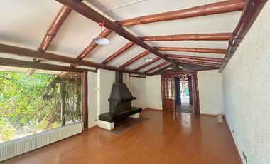 ¡Amplio terreno con construcción en La Reina!