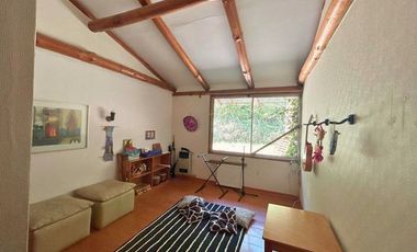 ¡Amplio terreno con construcción en La Reina!