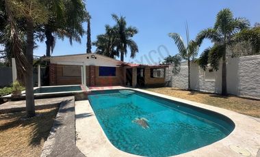 Casa en venta con alberca y jardín en Cocoyoc