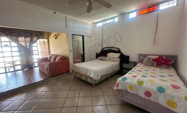 Casa en venta con alberca y jardín en Cocoyoc