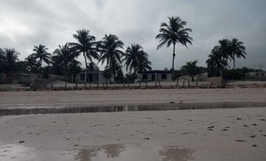 Venta de dos casas contiguas frente al mar en Telchac Puerto