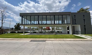 Hermosa Casa Nueva en Coto con Amenidades de Lujo.