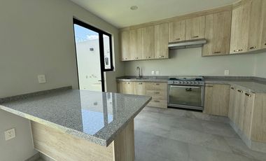 Hermosa Casa Nueva en Coto con Amenidades de Lujo.