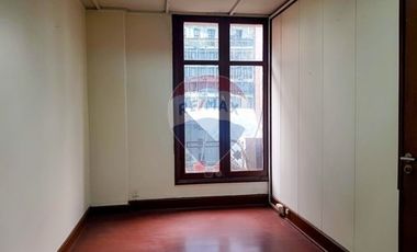 COMODA OFICINA A UNA CUADRA DE LA MONEDA