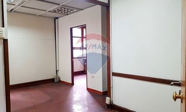 COMODA OFICINA A UNA CUADRA DE LA MONEDA