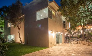 CASA EN VENTA EN FRACCIONAMIENTO LOS JALES EN ZAPOPAN CON ALBERCA Y MUY AMPLIA