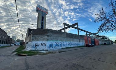 Deposito en alquiler - 6200 m2 - 3100 m2 cubiertos -Próximos a Autopista Bs As - La Plata.