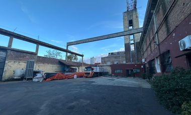 Deposito en alquiler - 6200 m2 - 3100 m2 cubiertos -Próximos a Autopista Bs As - La Plata.