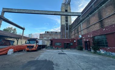 Deposito en alquiler - 6200 m2 - 3100 m2 cubiertos -Próximos a Autopista Bs As - La Plata.
