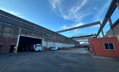 Deposito en alquiler - 6200 m2 - 3100 m2 cubiertos -Próximos a Autopista Bs As - La Plata.