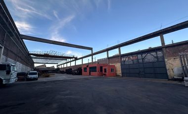 Deposito en alquiler - 6200 m2 - 3100 m2 cubiertos -Próximos a Autopista Bs As - La Plata.
