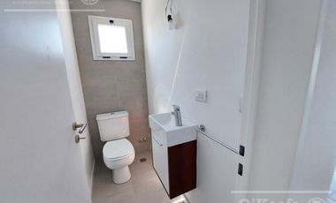 SEMIPISO DE 2 AMBIENTES EN ALQUILER EN  QUILMES  CON COCHERA !