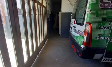 Galpón, local comercial y oficinas