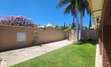 Casa remodelada en venta a una cuadra del Lago de Chapala
