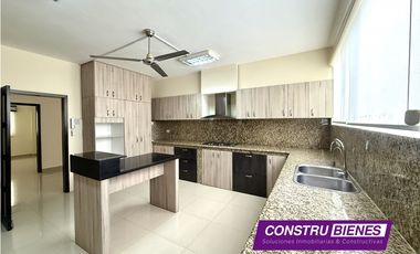Casa familiar amplia en venta – Urb. Manta Beach | 500 m² construidos