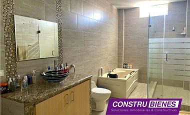 Casa familiar amplia en venta – Urb. Manta Beach | 500 m² construidos