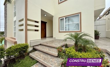 Casa familiar amplia en venta – Urb. Manta Beach | 500 m² construidos