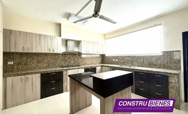 Casa familiar amplia en venta – Urb. Manta Beach | 500 m² construidos