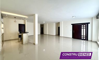 Casa familiar amplia en venta – Urb. Manta Beach | 500 m² construidos
