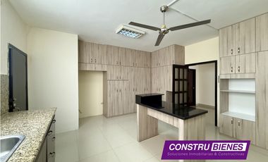 Casa familiar amplia en venta – Urb. Manta Beach | 500 m² construidos