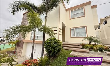 Casa familiar amplia en venta – Urb. Manta Beach | 500 m² construidos