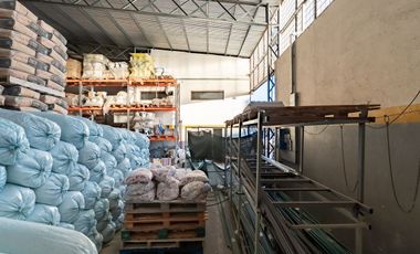 GALPÓN EN VENTA BARRIO BELLA VISTA CON OFICINAS