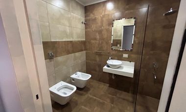Alquiler 2 ambientes con patio Plaza Oeste