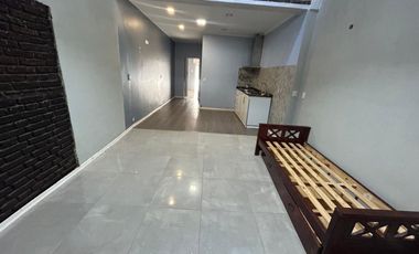 Alquiler 2 ambientes con patio Plaza Oeste