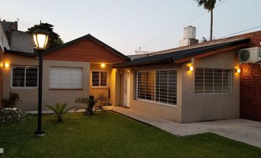 VENTA CASA 4 AMB. EN BERNAL CON MUCHO TERRENO