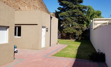 VENTA CASA 4 AMB. EN BERNAL CON MUCHO TERRENO