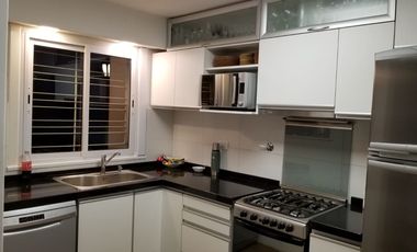 VENTA CASA 4 AMB. EN BERNAL CON MUCHO TERRENO