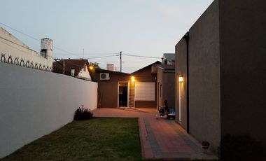 VENTA CASA 4 AMB. EN BERNAL CON MUCHO TERRENO