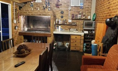 VENTA CASA 4 AMB. EN BERNAL CON MUCHO TERRENO