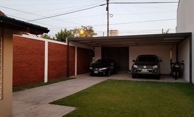 VENTA CASA 4 AMB. EN BERNAL CON MUCHO TERRENO