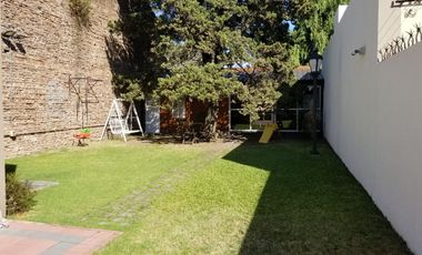 VENTA CASA 4 AMB. EN BERNAL CON MUCHO TERRENO