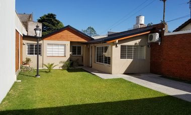 VENTA CASA 4 AMB. EN BERNAL CON MUCHO TERRENO