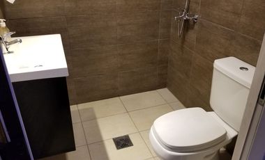 VENTA CASA 4 AMB. EN BERNAL CON MUCHO TERRENO