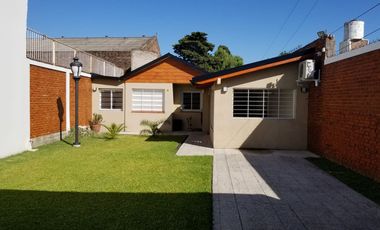 VENTA CASA 4 AMB. EN BERNAL CON MUCHO TERRENO