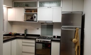 VENTA CASA 4 AMB. EN BERNAL CON MUCHO TERRENO