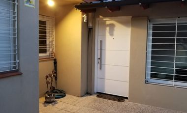 VENTA CASA 4 AMB. EN BERNAL CON MUCHO TERRENO