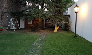 VENTA CASA 4 AMB. EN BERNAL CON MUCHO TERRENO
