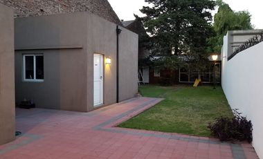 VENTA CASA 4 AMB. EN BERNAL CON MUCHO TERRENO