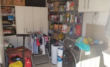 VENTA CASA 4 AMB. EN BERNAL CON MUCHO TERRENO