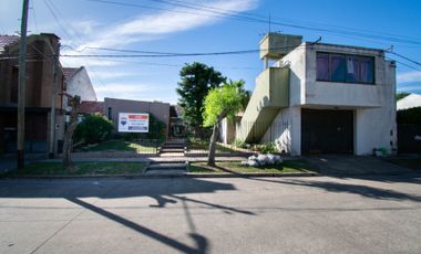 CASA 3 DORMITORIOS CON TALLER EN VENTA - TOLOSA