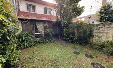 CASA 4 AMB / COCHERA / JARDIN / PARILLA